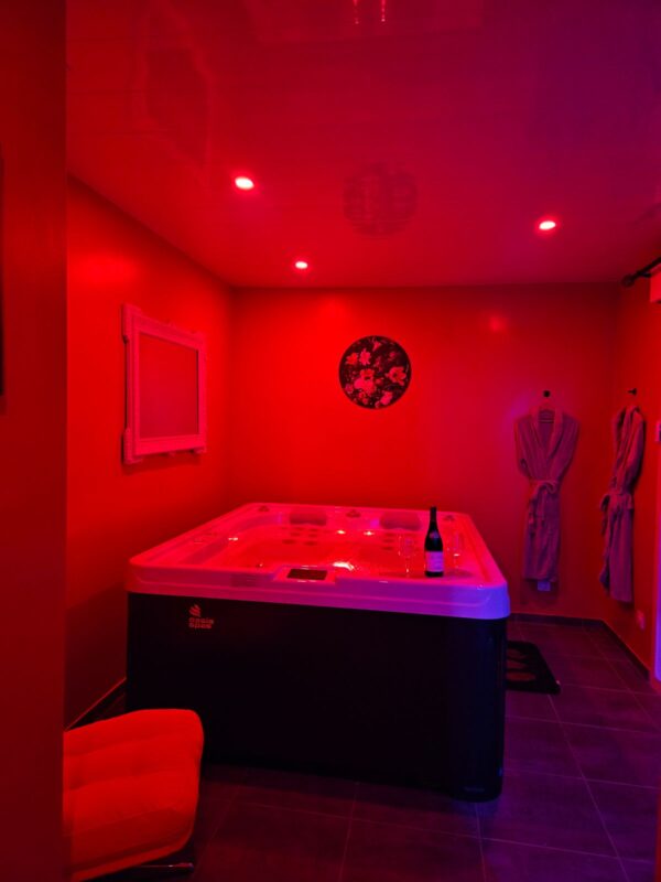 Bulles de plaisir - Love’nSpa - weekend en amoureux, love rooms avec spa ou jacuzzi privatif10 de Bulles de plaisir