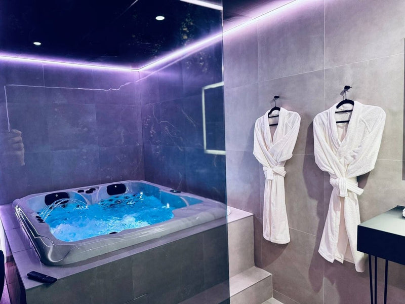 La Suite Passion - Love’nSpa - weekend en amoureux, love rooms avec spa ou jacuzzi privatif1 de La Suite Elixir