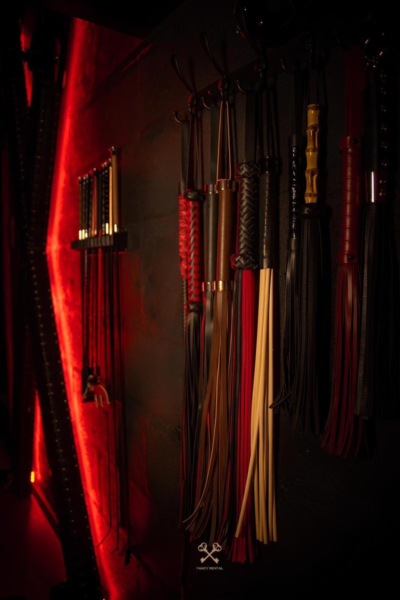 VELVET & LEATHER Loveroom - Secretroom - Sauna balnéo cinéma | par Fancy Rental - Love’nSpa - weekend en amoureux, love rooms avec spa ou jacuzzi privatif9 de VELVET & LEATHER Loveroom - Secretroom - Sauna balnéo cinéma | par Fancy Rental