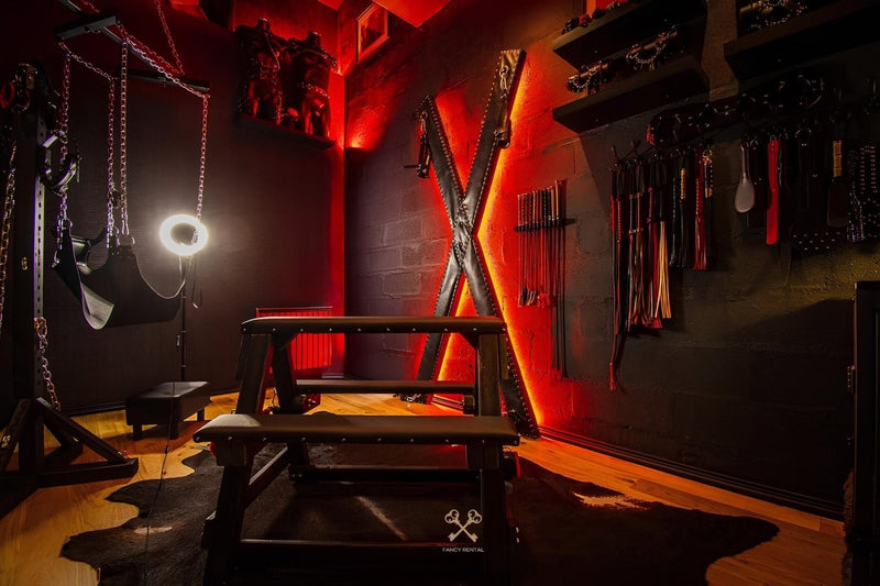 VELVET & LEATHER Loveroom - Secretroom - Sauna balnéo cinéma | par Fancy Rental - Love’nSpa - weekend en amoureux, love rooms avec spa ou jacuzzi privatif1 de VELVET & LEATHER Loveroom - Secretroom - Sauna balnéo cinéma | par Fancy Rental