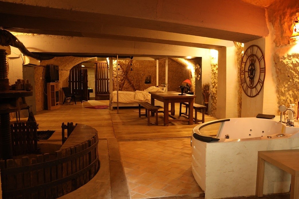La cave du secret - Love’nSpa - weekend en amoureux, love rooms avec spa ou jacuzzi privatifLa cave du secret