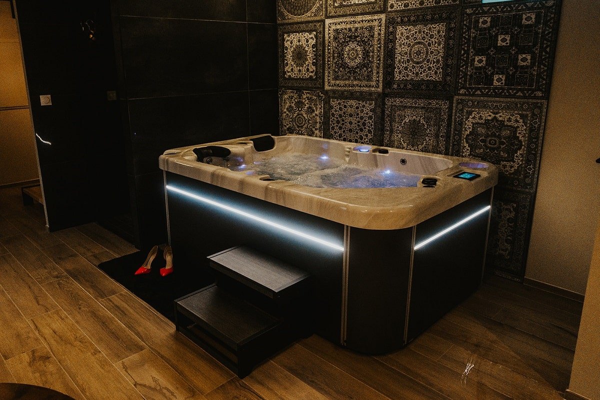 L'Audacieuse - Love’nSpa - weekend en amoureux, love rooms avec spa ou jacuzzi privatifL'Audacieuse