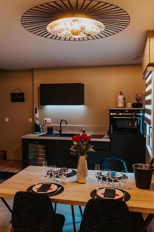 L'Inqualifiable - Love’nSpa - weekend en amoureux, love rooms avec spa ou jacuzzi privatif3 de L'Inqualifiable