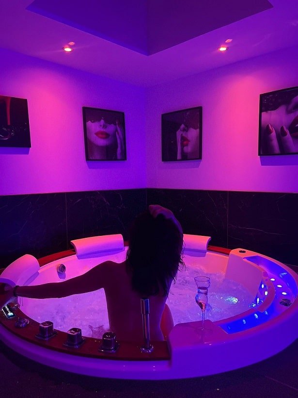 L'Olympe des Sens - APHRODITE • Déesse du désir - Love’nSpa - weekend en amoureux, love rooms avec spa ou jacuzzi privatif1 de L'Olympe des Sens - APHRODITE • Déesse du désir