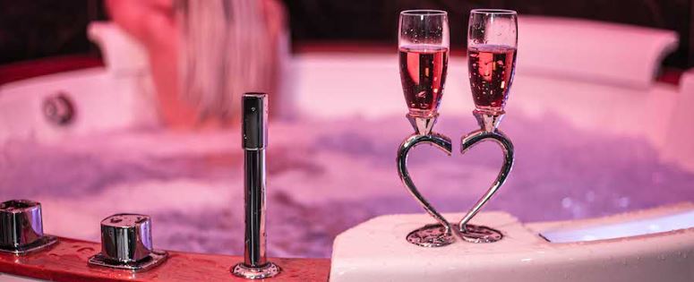 L'Olympe des Sens - APHRODITE • Déesse du désir - Love’nSpa - weekend en amoureux, love rooms avec spa ou jacuzzi privatif5 de L'Olympe des Sens - APHRODITE • Déesse du désir