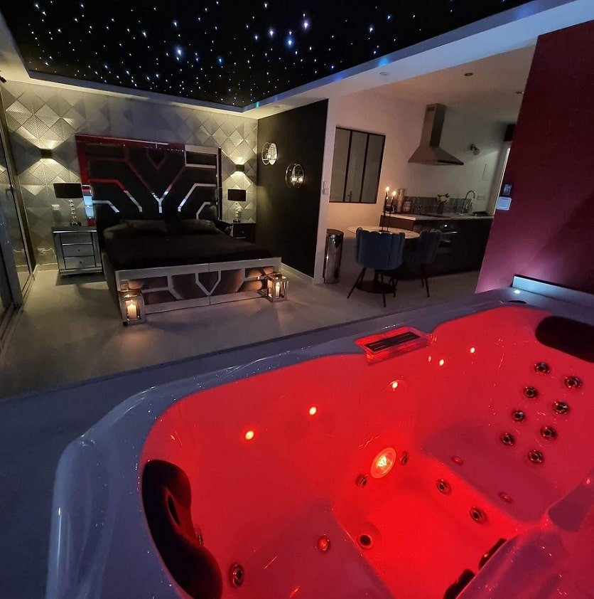 LovingSpa - La Suite Cristal - Love’nSpa - weekend en amoureux, love rooms avec spa ou jacuzzi privatif2 de LovingSpa - La Suite Cristal