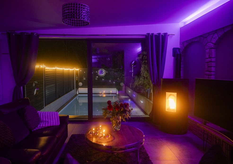 Cheminée électrique design blanche murale moderne sur pieds, avec flammes LED réalistes et ambiance cosy L'Eden 9.10 de L'Eden
