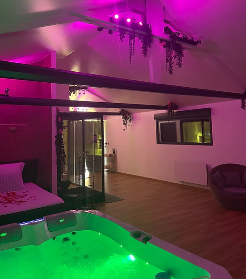 Vitraux de la cathédrale de Chartres, lumineux, patrimoine historique, architecture médiévale, couleurs vives1 de Le Spa'Cieux Chartres
