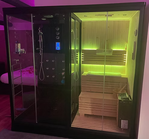 Vue aérienne historique de Chartres avec toits orangés et cathédrale emblématique sous ciel bleu.1 de Le Spa'Cieux Chartres
