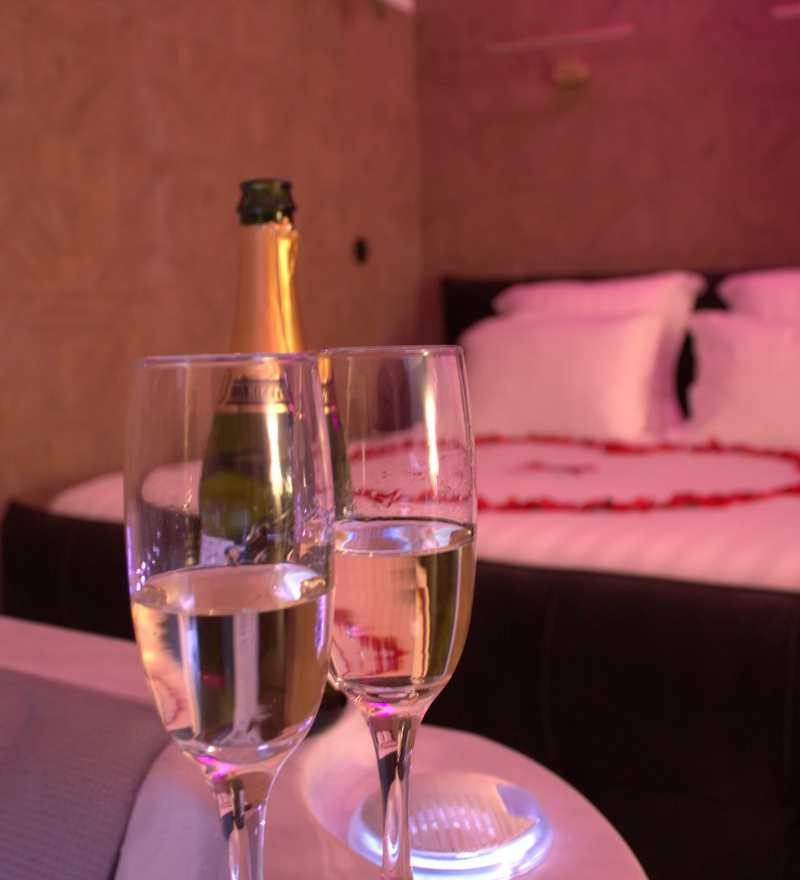 Façade moderne de Le Spa Cieux Chartres, architecture audacieuse, murs vitrés reflétant le ciel, entrée élégante, bien-être et sérénité.2 de Le Spa'Cieux Chartres
