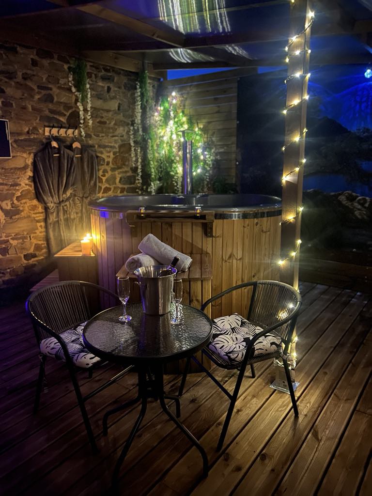 Bouquet de roses rouges et blanches, avec bougie et pétales, sur table en bois romantique.2 de Pause Romantique
