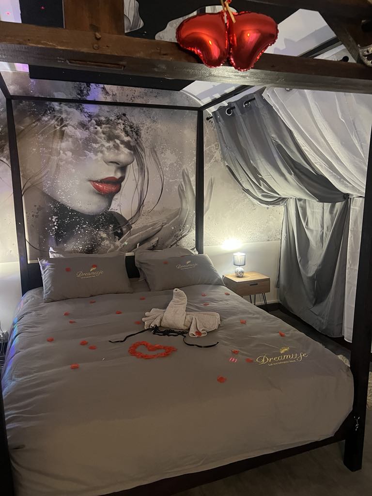 Pause romantique: un couple élégant sirotant des cocktails en terrasse, face à une plage ensoleillée, ambiance douce.3 de Pause Romantique
