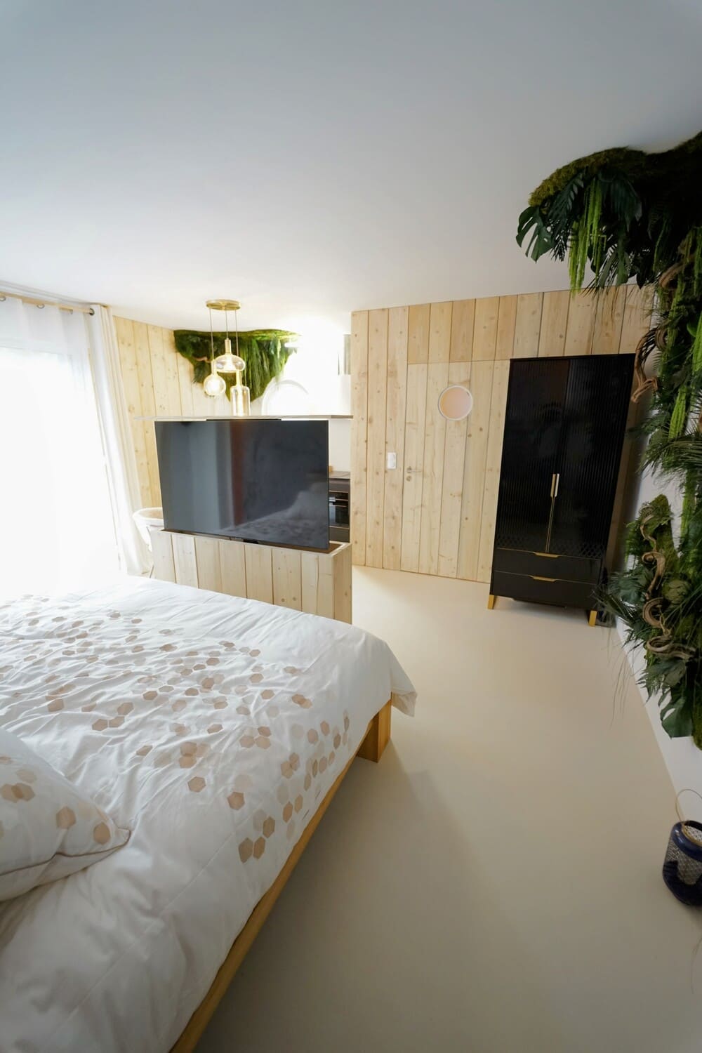 Baignoire spa extérieure TropicBloom avec jets massants, idéale relaxation et bien-être.10 de Tropic Bloom Spa & Cinema
