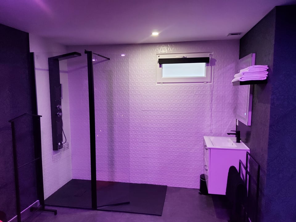 Avec Toi suites spa: La GLAMOUR - Love’nSpa - weekend en amoureux, love rooms avec spa ou jacuzzi privatif3 de Avec Toi suites spa: La GLAMOUR
