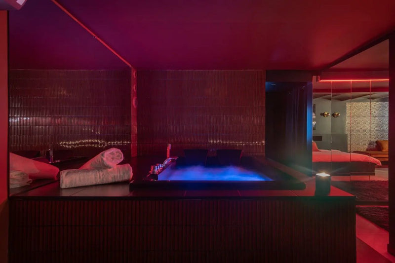 Bouche Cousue - Suite Bandara - Love’nSpa - weekend en amoureux, love rooms avec spa ou jacuzzi privatif