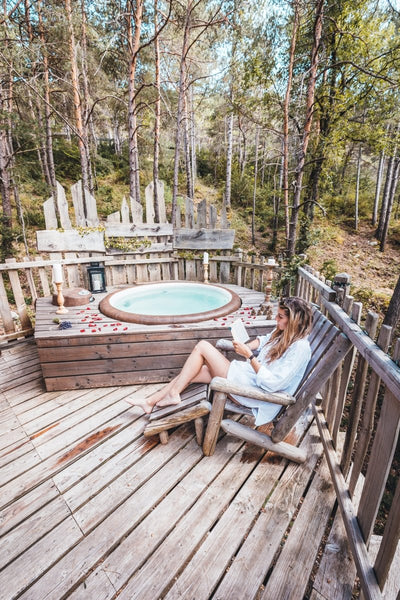 Cabane dans les arbres avec jacuzzi privatif - Aristoloche - Love’nSpa - weekend en amoureux, love rooms avec spa ou jacuzzi privatif