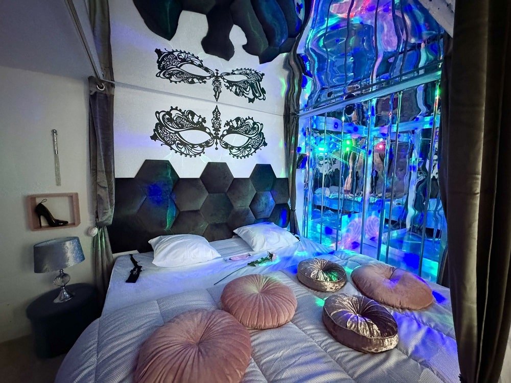 Caporizon - Love House - Love’nSpa - weekend en amoureux Dordogne, love rooms avec spa ou jacuzzi privatif2 de Caporizon-Love House
