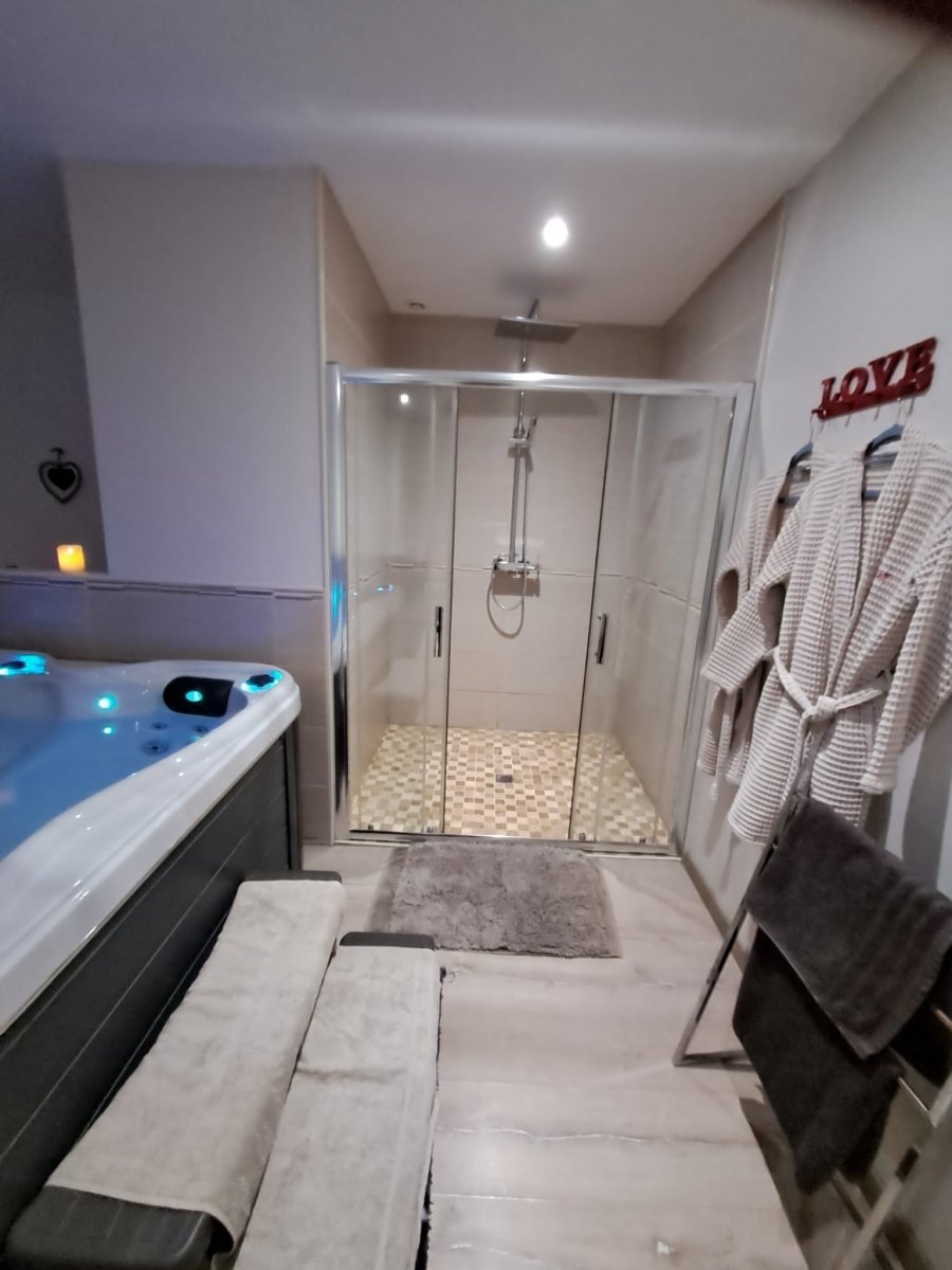 Chambre Evasion - Love’nSpa - weekend en amoureux, love rooms avec spa ou jacuzzi privatif3 de Chambre Evasion
