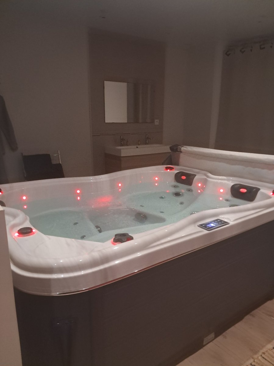 Chambre Evasion - Love’nSpa - weekend en amoureux, love rooms avec spa ou jacuzzi privatif3 de Chambre Evasion
