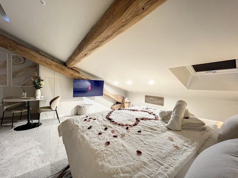 Cocon Blanc câlin - Jacuzzi privatif - Love Room - Love’nSpa - weekend en amoureux, love rooms avec spa ou jacuzzi privatif4 de Cocon Blanc câlin - Jacuzzi privatif- Love Room
