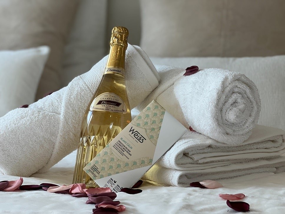 Cocon Blanc câlin - Jacuzzi privatif - Love Room - Love’nSpa - weekend en amoureux, love rooms avec spa ou jacuzzi privatif3 de Cocon Blanc câlin - Jacuzzi privatif- Love Room
