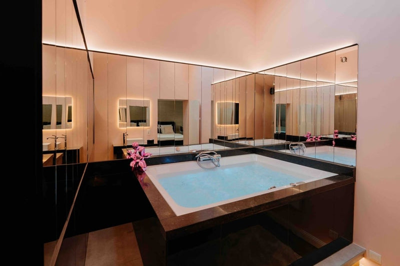 Designer Hotel - Chanel - Love’nSpa - weekend en amoureux, love rooms avec spa ou jacuzzi privatif3 de Designer Hotel - Chanel

