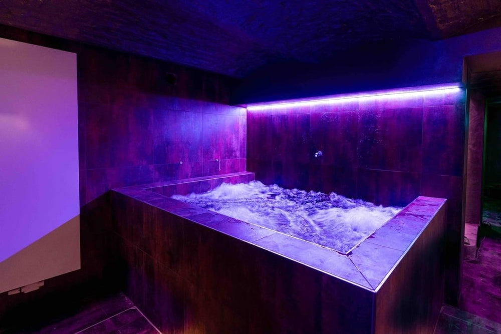 Designer Hotel - Chantal Thomas - Love’nSpa - weekend en amoureux, love rooms avec spa ou jacuzzi privatif12 de Designer Hotel - Chanel
