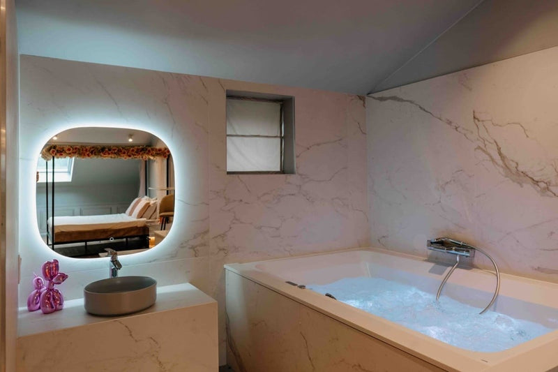 Designer Hotel - Suite Dior - Love’nSpa - weekend en amoureux, love rooms avec spa ou jacuzzi privatif2 de Designer Hotel - Suite Dior
