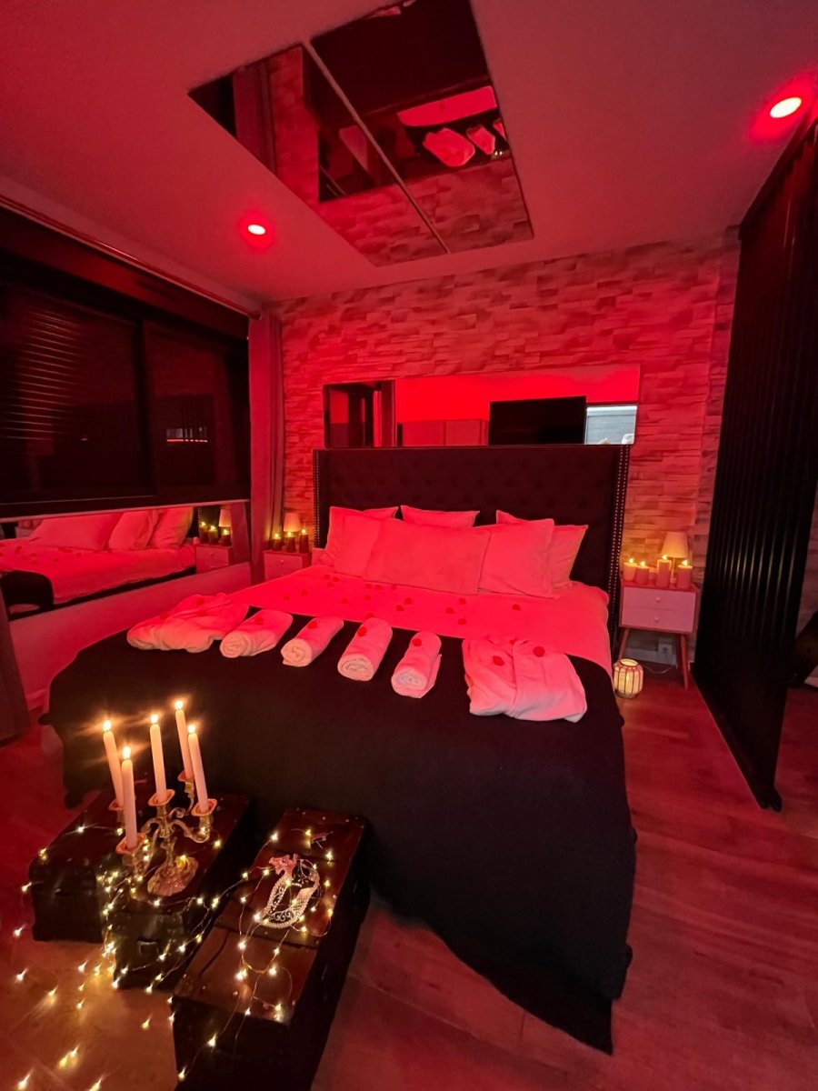 Désirs Interdits - Love’nSpa - weekend en amoureux, love rooms avec spa ou jacuzzi privatif5 de La Villa Donuts
