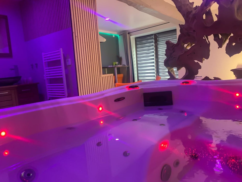 DOMAINE DE LA BESNERIE - La Suit’Moonlight - Love’nSpa - weekend en amoureux, love rooms avec spa ou jacuzzi privatif1 de DOMAINE DE LA BESNERIE - La Suit’Moonlight
