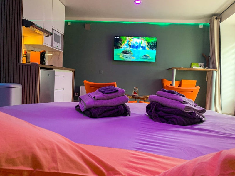 DOMAINE DE LA BESNERIE - La Suit’Moonlight - Love’nSpa - weekend en amoureux, love rooms avec spa ou jacuzzi privatif1 de DOMAINE DE LA BESNERIE - La Suit’Moonlight
