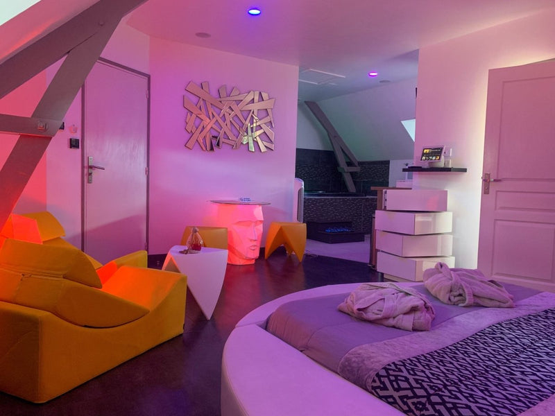 DOMAINE DE LA BESNERIE - Suite Black and White - Love’nSpa - weekend en amoureux, love rooms avec spa ou jacuzzi privatif