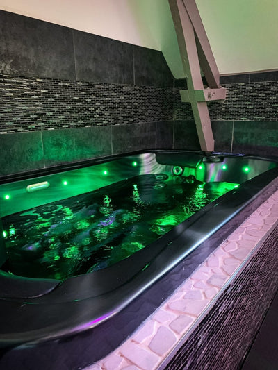 DOMAINE DE LA BESNERIE - Suite Black and White - Love’nSpa - weekend en amoureux, love rooms avec spa ou jacuzzi privatif
