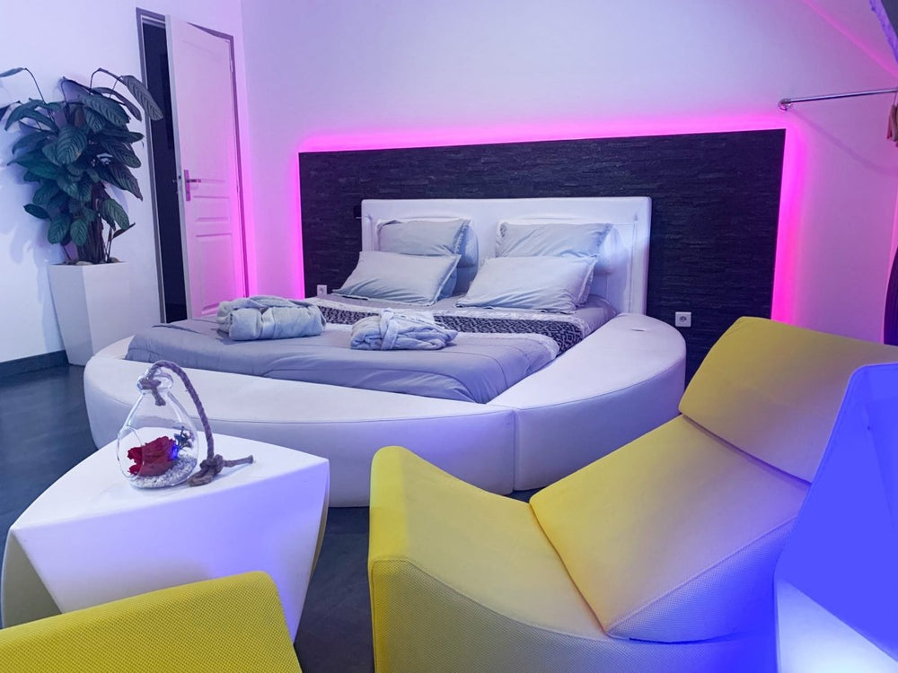 DOMAINE DE LA BESNERIE - Suite Black and White - Love’nSpa - weekend en amoureux, love rooms avec spa ou jacuzzi privatif1 de DOMAINE DE LA BESNERIE - Suite Black and White
