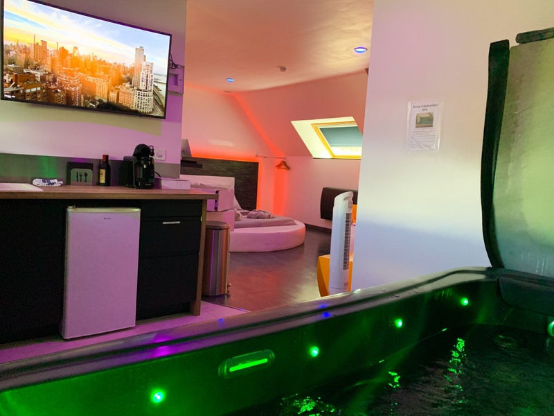 DOMAINE DE LA BESNERIE - Suite Black and White - Love’nSpa - weekend en amoureux, love rooms avec spa ou jacuzzi privatif