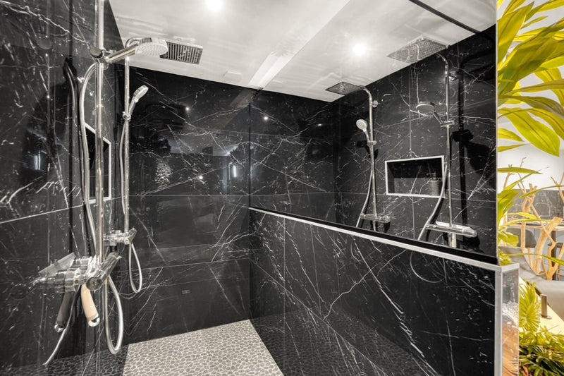 JUNGLE ROOM - Love’nSpa - weekend en amoureux, love rooms avec spa ou jacuzzi privatif