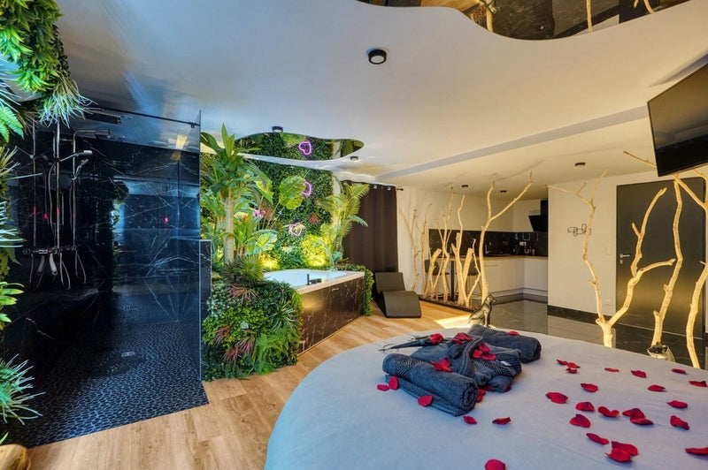 JUNGLE ROOM - Love’nSpa - weekend en amoureux, love rooms avec spa ou jacuzzi privatif3 de JUNGLE ROOM
