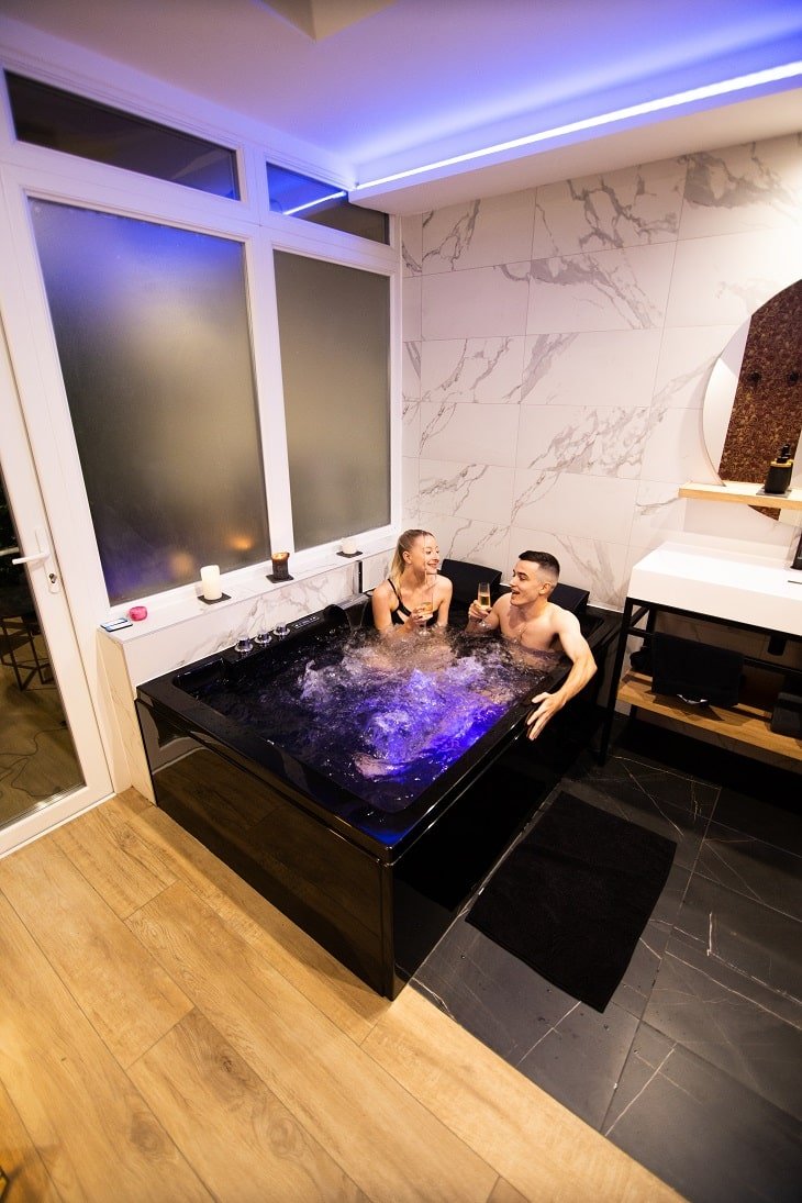 Just for us - Love’nSpa - weekend en amoureux, love rooms avec spa ou jacuzzi privatif1 de Just for us - Suite Orion
