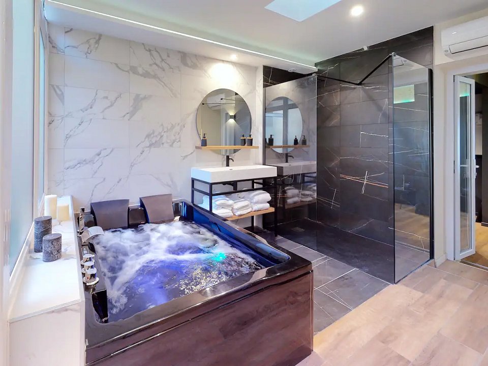 Just for us - Love’nSpa - weekend en amoureux, love rooms avec spa ou jacuzzi privatif1 de Just for us - Suite Orion
