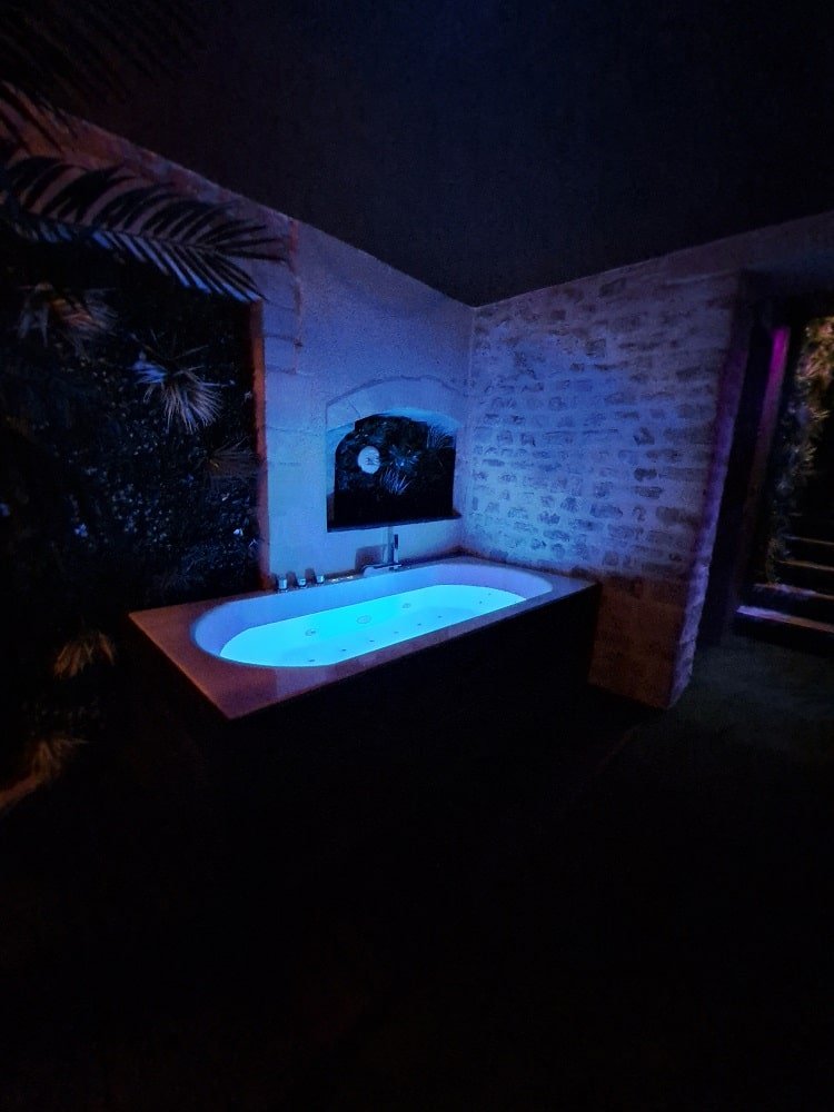 La Bayeuzen - La Tropicale - Love’nSpa - weekend en amoureux, love rooms avec spa ou jacuzzi privatif5 de La Bayeuzen - La Tropicale
