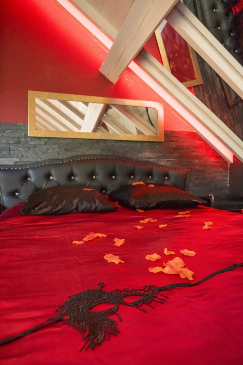 La Dépendance de Victoria Rose - Love’nSpa - weekend en amoureux, love rooms avec spa ou jacuzzi privatif4 de La Dépendance de Victoria Rose
