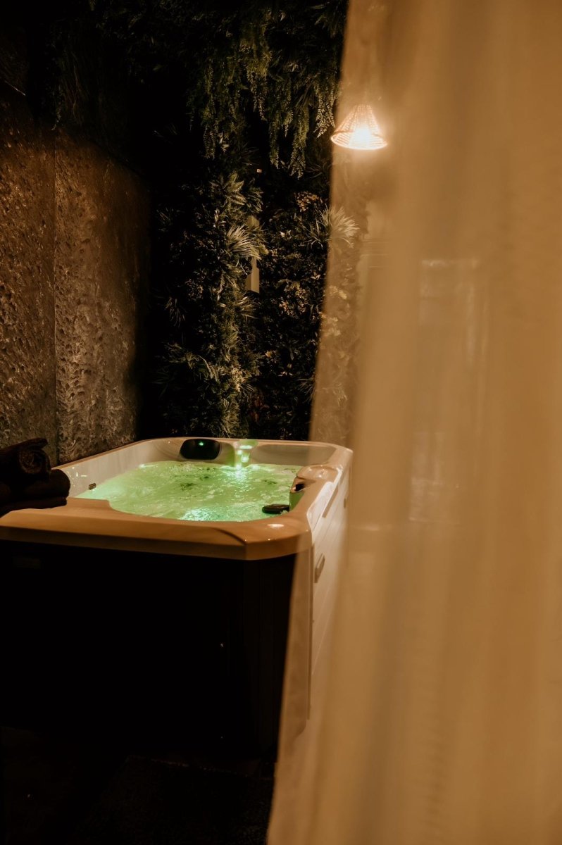 La JUNGLE de Toulon - Love’nSpa - weekend en amoureux, love rooms avec spa ou jacuzzi privatif4 de La JUNGLE de Toulon
