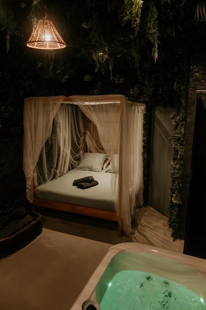 La JUNGLE de Toulon - Love’nSpa - weekend en amoureux, love rooms avec spa ou jacuzzi privatif1 de La JUNGLE de Toulon
