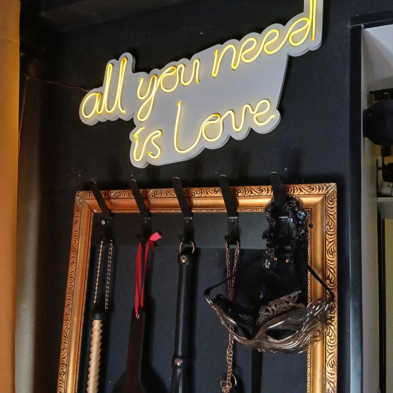 La loveinterdite chez loveroom Toulon - Love’nSpa - weekend en amoureux, love rooms avec spa ou jacuzzi privatif4 de La loveinterdite chez loveroom Toulon
