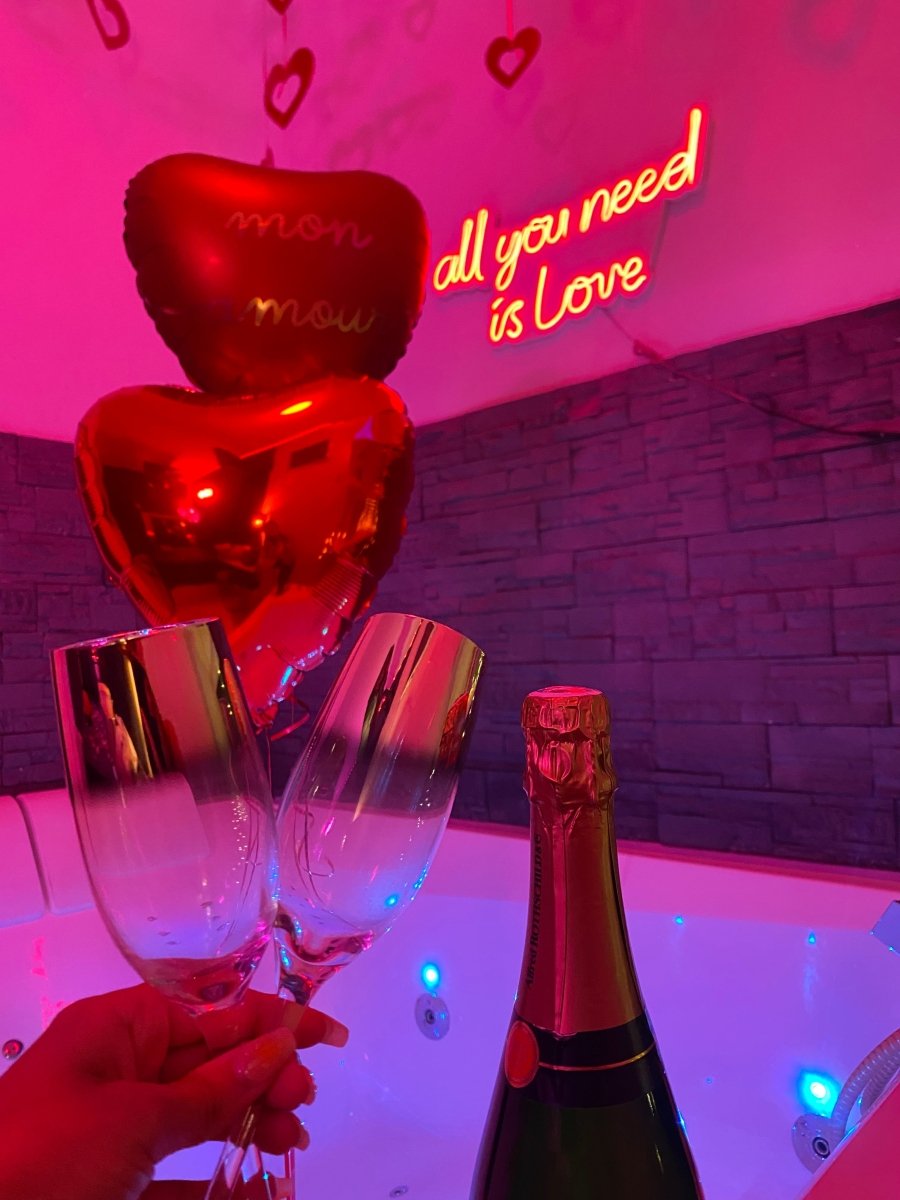 la loverommantique chez loveroom Toulon - Love’nSpa - weekend en amoureux, love rooms avec spa ou jacuzzi privatif1 de la loverommantique chez loveroom Toulon
