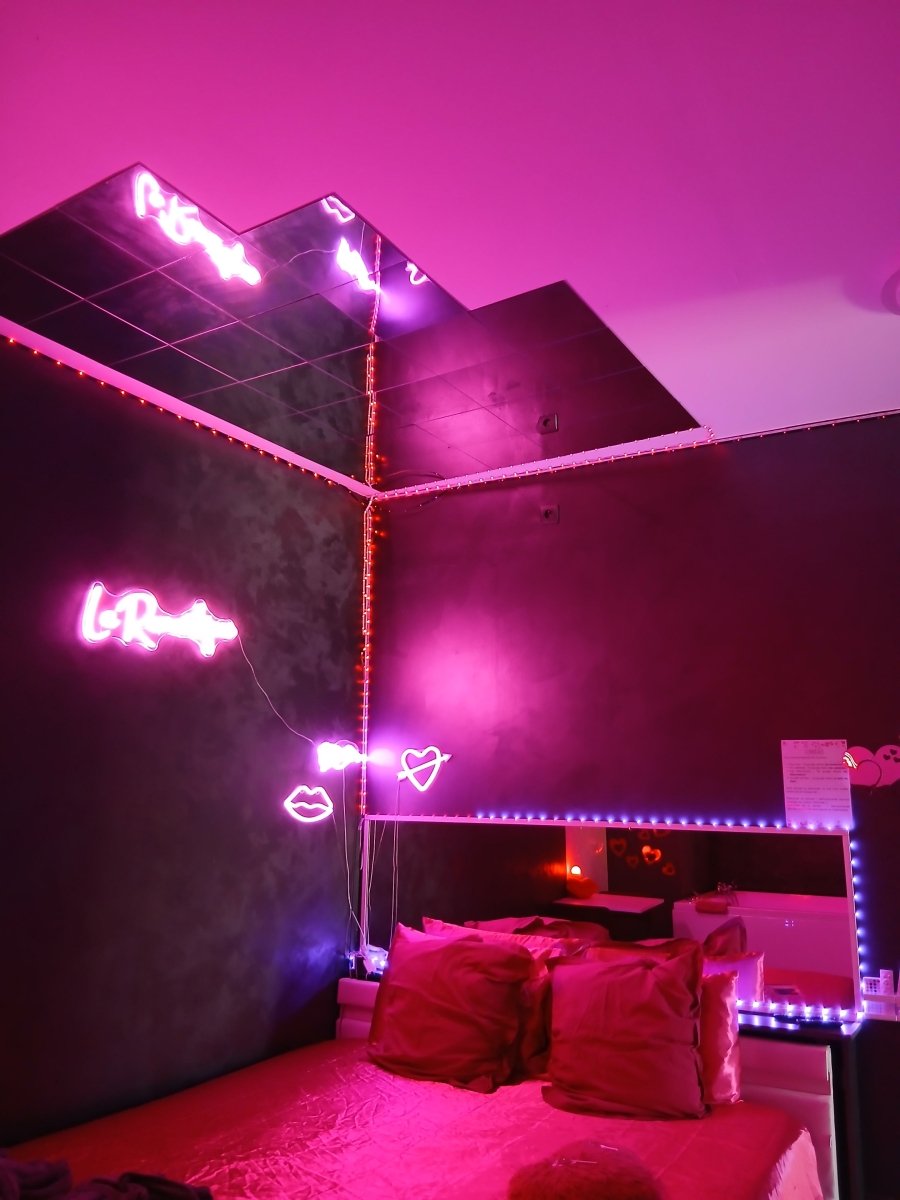 la loverommantique chez loveroom Toulon - Love’nSpa - weekend en amoureux, love rooms avec spa ou jacuzzi privatif5 de la loverommantique chez loveroom Toulon
