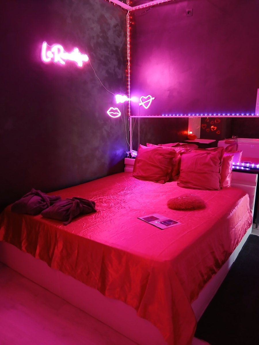la loverommantique chez loveroom Toulon - Love’nSpa - weekend en amoureux, love rooms avec spa ou jacuzzi privatif4 de la loverommantique chez loveroom Toulon
