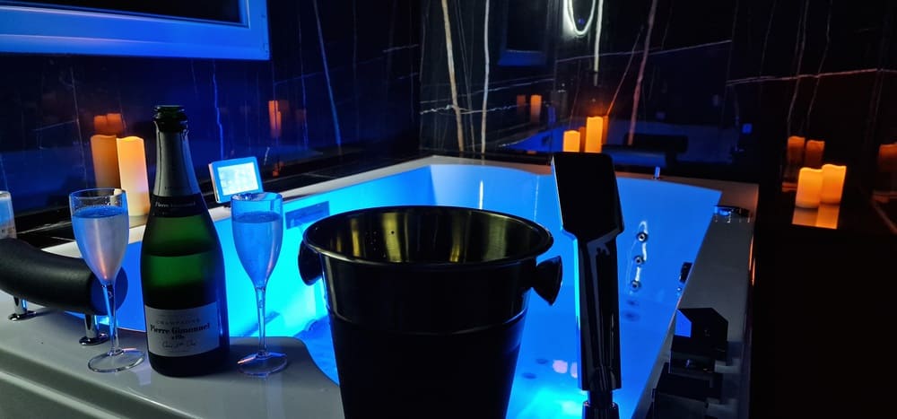 La Maison Parfum d'Amour - Love’nSpa - weekend en amoureux, love rooms avec spa ou jacuzzi privatif1 de La Maison Parfum d'Amour by Cath & Sens
