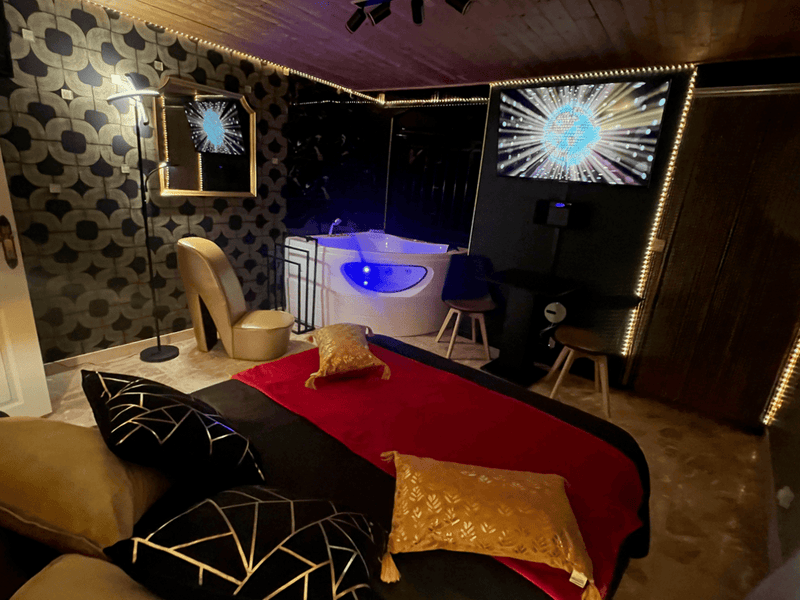 La parenthèse - 50 NUANCES DE PARENTHESES - Love’nSpa - weekend en amoureux, love rooms avec spa ou jacuzzi privatif3 de La parenthèse - 50 NUANCES DE PARENTHESES
