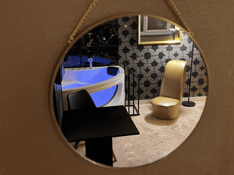 La parenthèse - 50 NUANCES DE PARENTHESES - Love’nSpa - weekend en amoureux, love rooms avec spa ou jacuzzi privatif1 de La parenthèse - 50 NUANCES DE PARENTHESES
